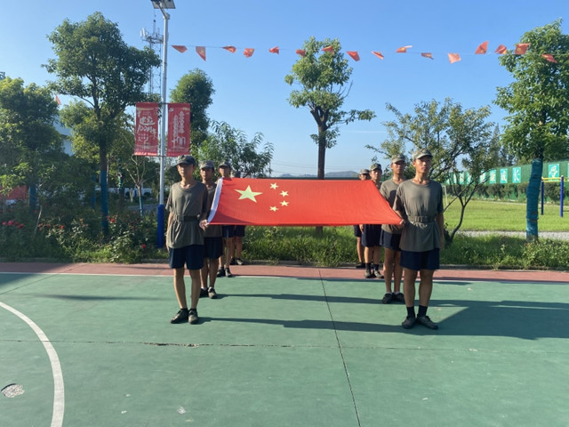 贵阳启德叛逆少年教育学校：周一升国旗